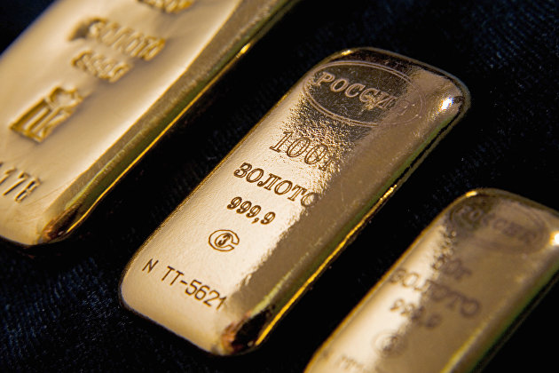 Цены на золото выросли на фоне обвала биткоина