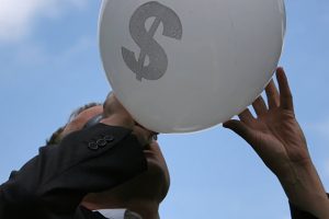 Подробнее о статье Финансист предупредил о скором закате эры доллара