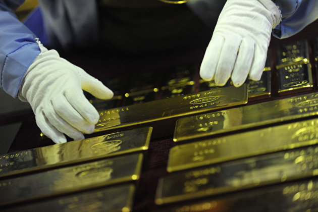 Золото дешевеет на фоне роста доходности гособлигаций США