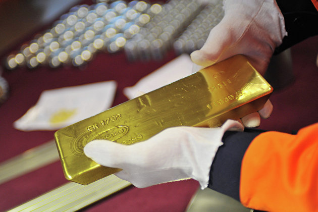Золото дешевеет на росте доходности американских гособлигаций